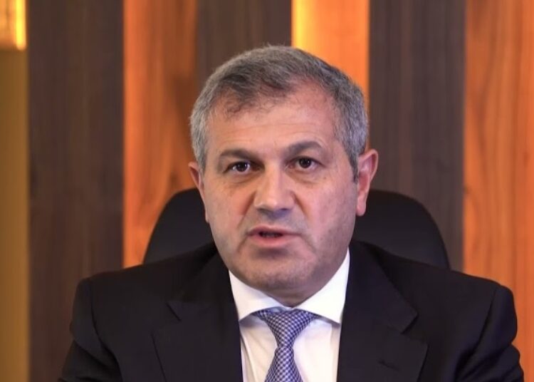 Çikolata kutusu ile birlikte para dolu zarfı koyduğu torbayı mahkeme başkanına vermek istedi 1 Çikolata kutusu ile birlikte para dolu zarfı koyduğu torbayı mahkeme başkanına vermek istedi