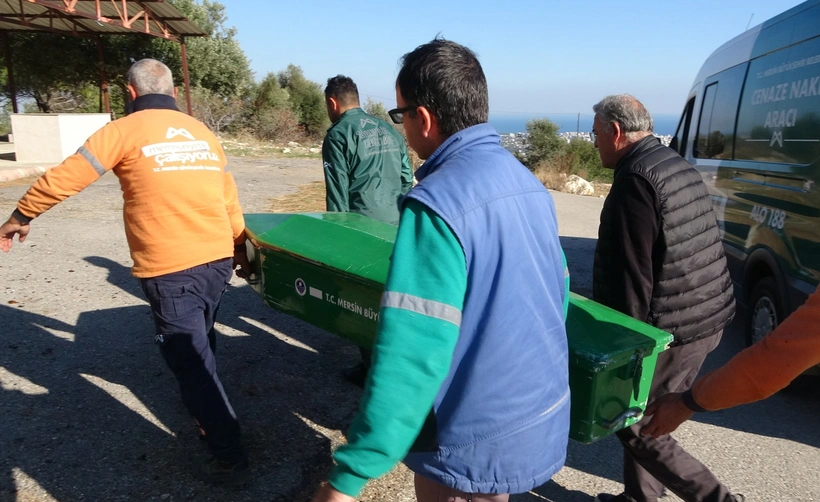 Çilli Bom şarkısıyla ünlenmişti: Sanatçı Kenan Küçüközcan, kimsesizler mezarlığına defnedildi 2 Çilli Bom şarkısıyla ünlenmişti: Sanatçı Kenan Küçüközcan, kimsesizler mezarlığına defnedildi