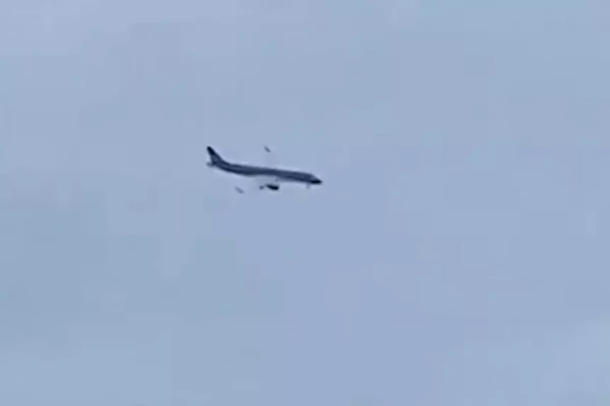 Azerbaycan yolcu uçağı Kazakistan’da düştü: Düşme anı kamerada