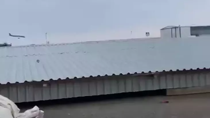 Azerbaycan yolcu uçağı Kazakistan’da düştü: Düşme anı kamerada
