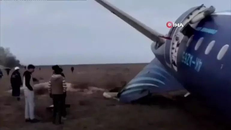 Azerbaycan yolcu uçağı Kazakistan’da düştü: Düşme anı kamerada