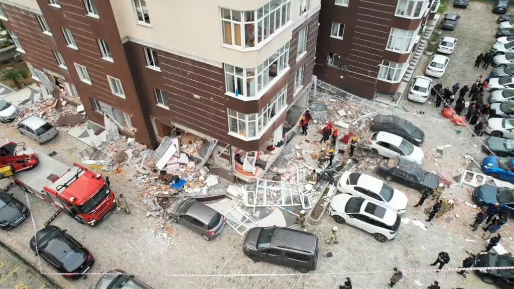 Beylikdüzü'nde 14 katlı binada patlama: 1 kişi öldü, 3 kişi yaralandı 2 Beylikdüzü'nde 14 katlı binada patlama: 1 kişi öldü, 3 kişi yaralandı