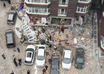 Beylikdüzü’nde 14 katlı binada patlama: 1 ölü, 3 yaralı
