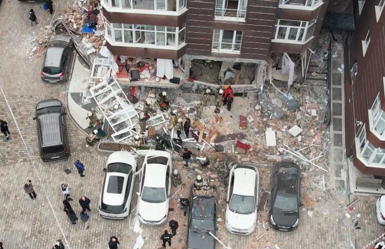 Beylikdüzü’nde 14 katlı binada patlama: 1 ölü, 3 yaralı 1 Beylikdüzü’nde 14 katlı binada patlama: 1 ölü, 3 yaralı