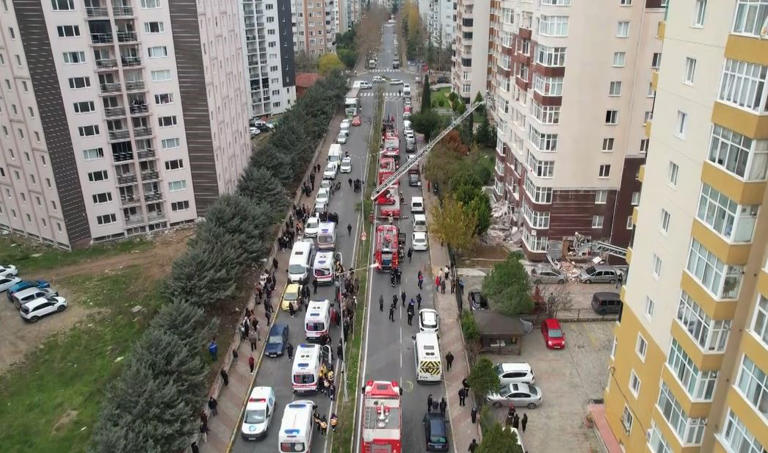 Beylikdüzü’nde 14 katlı binada patlama: 1 ölü, 3 yaralı 3 Beylikdüzü’nde 14 katlı binada patlama: 1 ölü, 3 yaralı