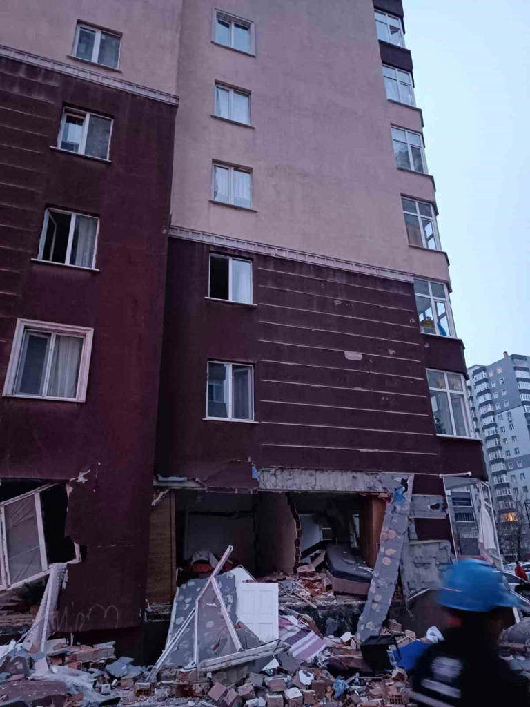 Beylikdüzü’nde 14 katlı binada patlama: 1 ölü, 3 yaralı 5 Beylikdüzü’nde 14 katlı binada patlama: 1 ölü, 3 yaralı