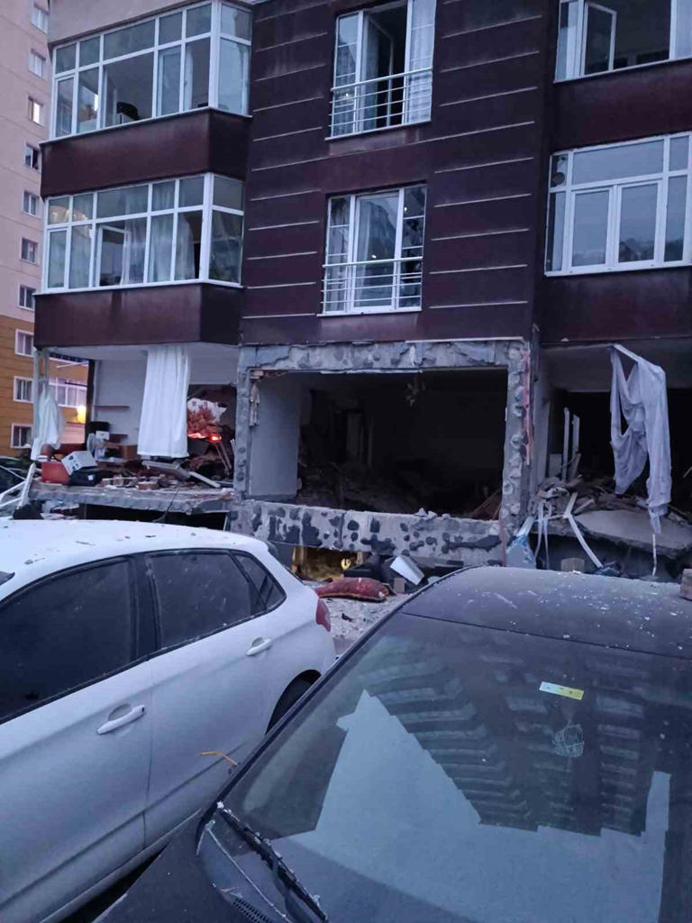 Beylikdüzü’nde 14 katlı binada patlama: 1 ölü, 3 yaralı 2 Beylikdüzü’nde 14 katlı binada patlama: 1 ölü, 3 yaralı