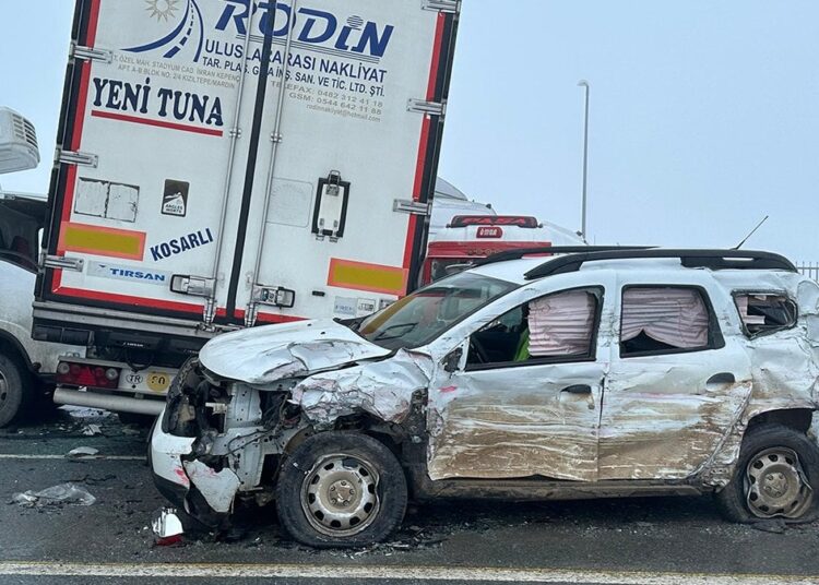 Bitlis'te etkili siste zincirleme kaza: 23 araç birbirine girdi 1 Bitlis’te etkili siste zincirleme kaza: 23 araç birbirine girdi