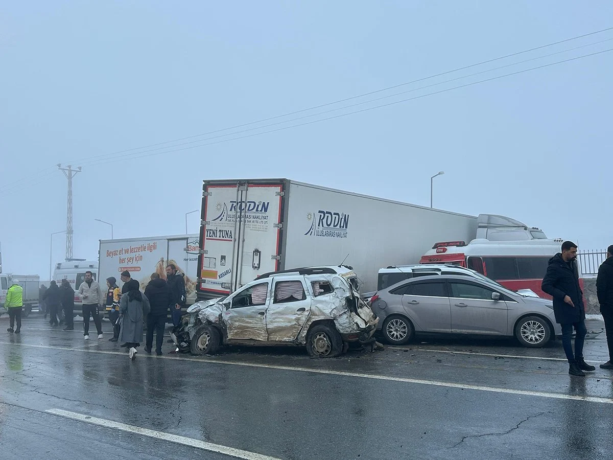 Bitlis'te etkili siste zincirleme kaza: 23 araç birbirine girdi 4 Bitlis'te etkili siste zincirleme kaza: 23 araç birbirine girdi