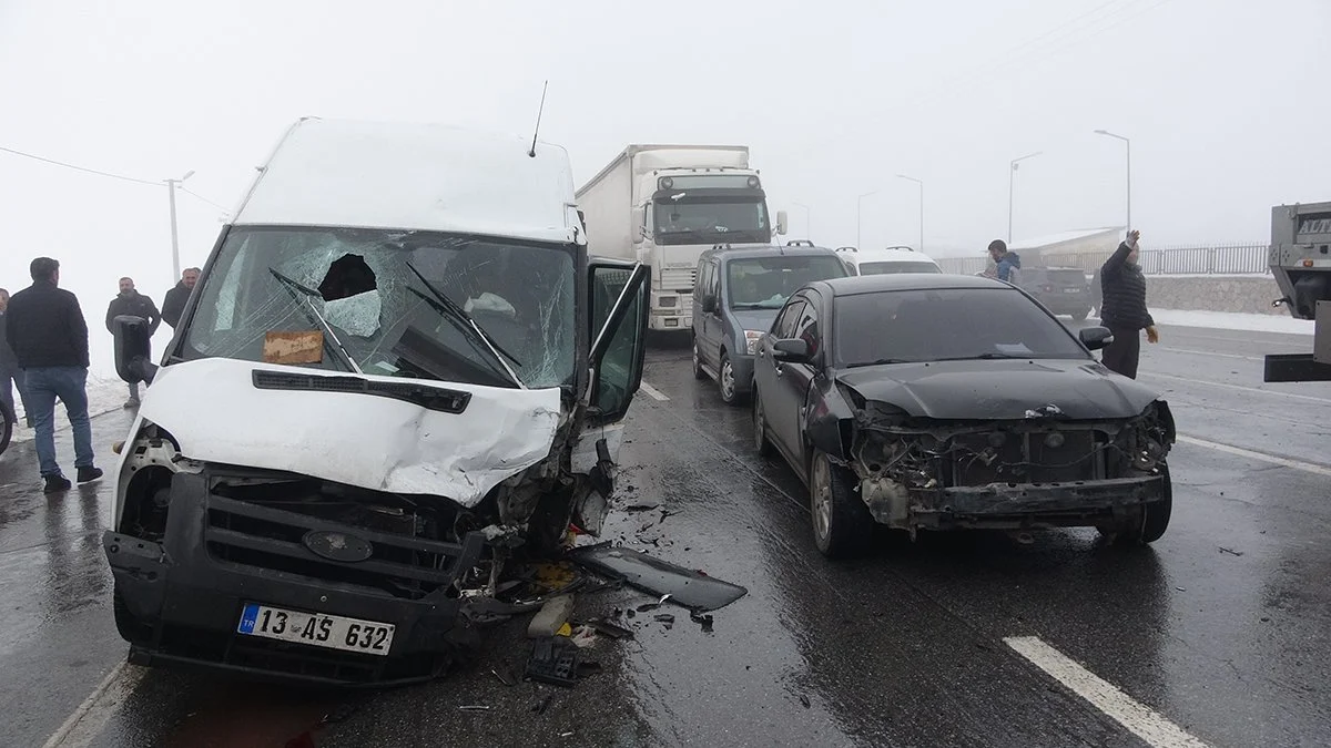 Bitlis'te etkili siste zincirleme kaza: 23 araç birbirine girdi 5 Bitlis'te etkili siste zincirleme kaza: 23 araç birbirine girdi