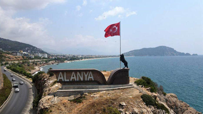 Alanya’da bozkurt heykeli tartışması; bu defa CHP’liler heykel kaldırdı 2 Alanya’da bozkurt heykeli tartışması; bu defa CHP’liler heykel kaldırdı