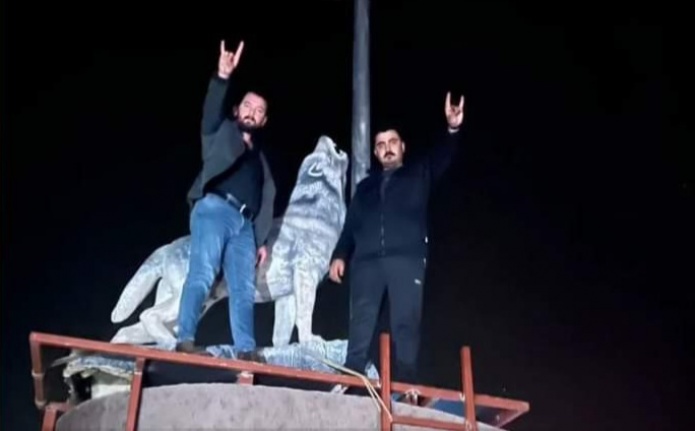 Alanya’da bozkurt heykeli tartışması; bu defa CHP’liler heykel kaldırdı 5 Alanya’da bozkurt heykeli tartışması; bu defa CHP’liler heykel kaldırdı