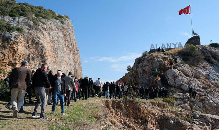 Alanya’da bozkurt heykeli tartışması; bu defa CHP’liler heykel kaldırdı 4 Alanya’da bozkurt heykeli tartışması; bu defa CHP’liler heykel kaldırdı