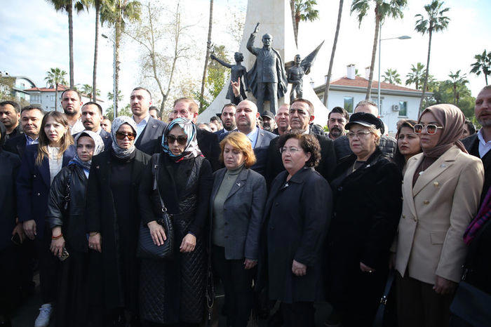 Alanya’da bozkurt heykeli tartışması; bu defa CHP’liler heykel kaldırdı 3 Alanya’da bozkurt heykeli tartışması; bu defa CHP’liler heykel kaldırdı