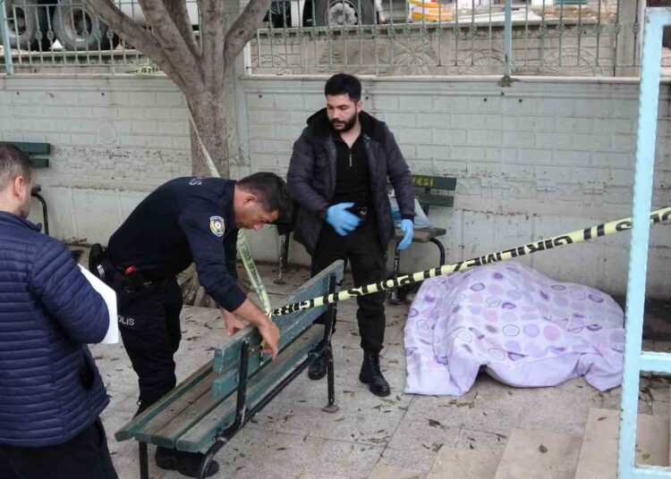Sokakta yaşıyordu, cami avlusunda ölü bulundu 1 Sokakta yaşıyordu, cami avlusunda ölü bulundu