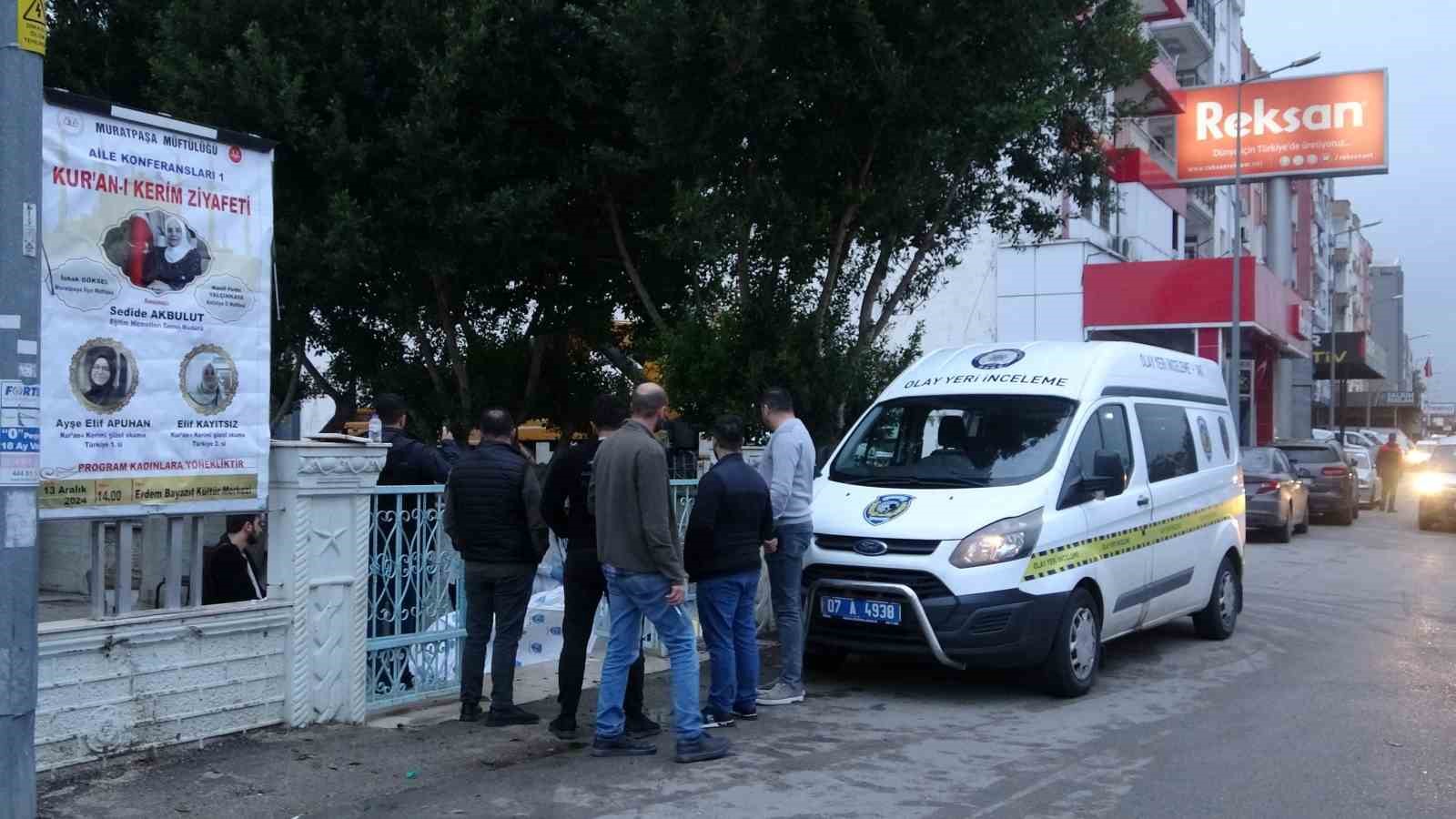 Sokakta yaşıyordu, cami avlusunda ölü bulundu 2 Sokakta yaşıyordu, cami avlusunda ölü bulundu