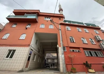 Bu caminin altından sokak ve yol geçiyor!
