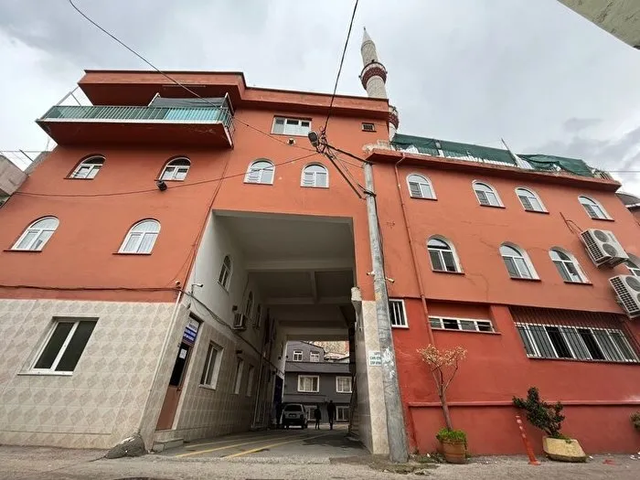 Bu caminin altından sokak ve yol geçiyor! 1 Bu caminin altından sokak ve yol geçiyor!