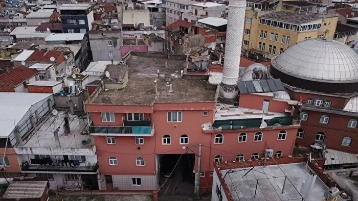 Bu caminin altından sokak ve yol geçiyor! 2 Bu caminin altından sokak ve yol geçiyor!