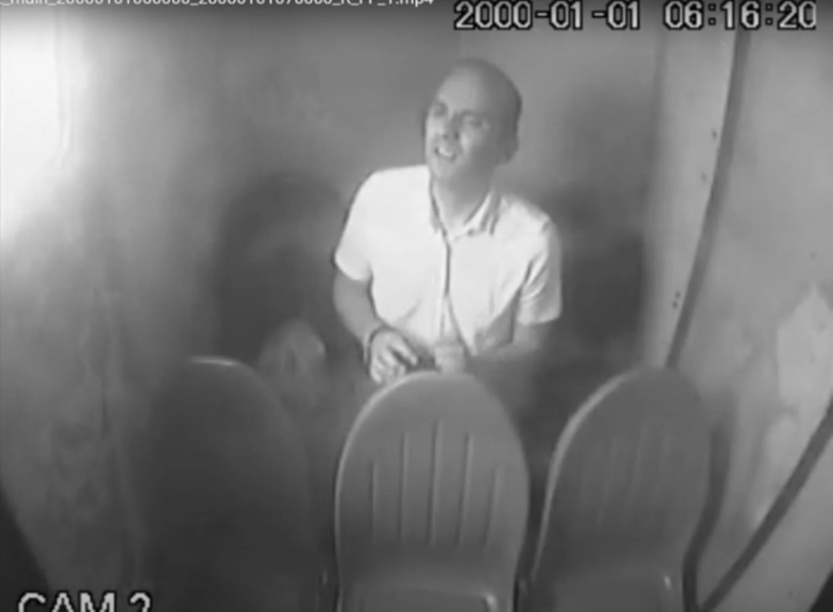 Gezi tutuklusu Tayfun Kahraman'a 'kelepçeli eziyet'in görüntüleri 4 Gezi tutuklusu Tayfun Kahraman'a 'kelepçeli eziyet'in görüntüleri