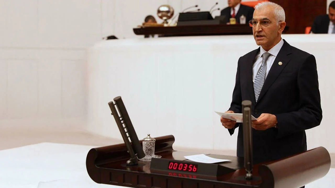 Şam'a giden İbrahim Kalın'a CHP'den tepki: "HTŞ lideri ile verdiği görüntüler kabul edilemez” 2 Şam'a giden İbrahim Kalın'a CHP'den tepki: "HTŞ lideri ile verdiği görüntüler kabul edilemez”