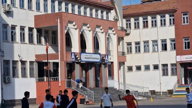 Okula cıva getirip lavaboya dökünce ortalık karıştı: Ekipler alarma geçti