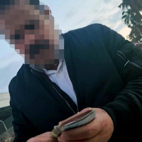Parayı aldıktan sonra sivil polisler tarafından yakalandı!
