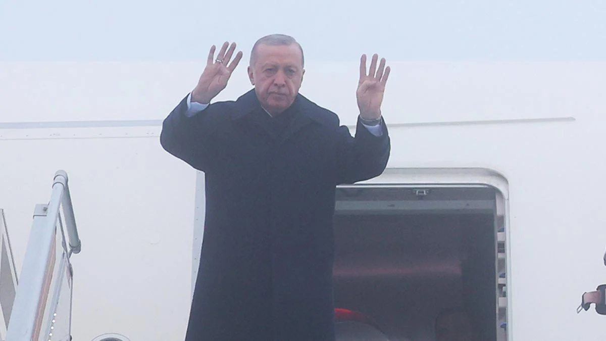 Erdoğan ‘Rabia’ işareti ile Mısır’a gitti, Sisi ile tokalaştı 2 Erdoğan ‘Rabia’ işareti ile Mısır’a gitti, Sisi ile tokalaştı