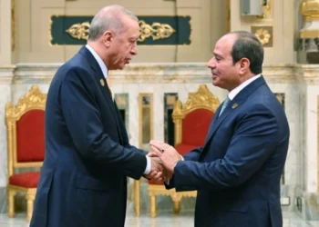Erdoğan ‘Rabia’ işareti ile Mısır’a gitti, Sisi ile tokalaştı