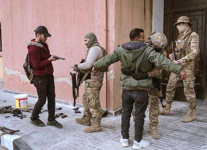 Rejim askerleri böyle teslim oldu: Esad’ın fotoğrafına basarak geçtiler