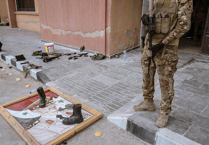 Rejim askerleri böyle teslim oldu: Esad’ın fotoğrafına basarak geçtiler