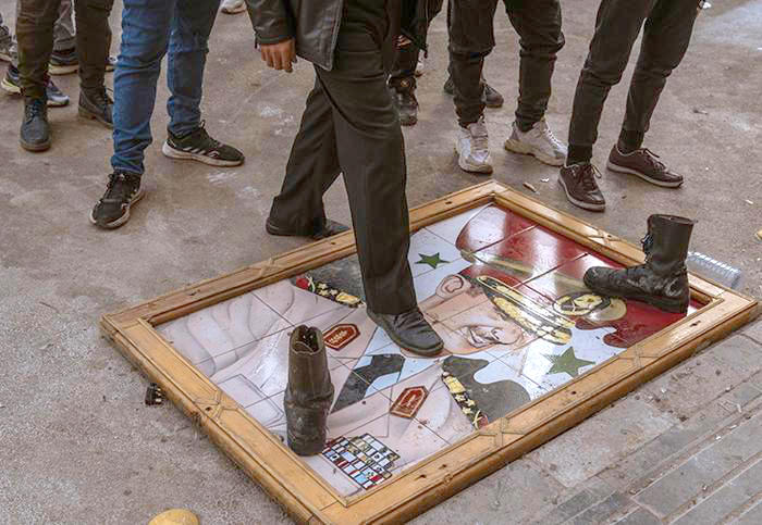 Rejim askerleri böyle teslim oldu: Esad’ın fotoğrafına basarak geçtiler