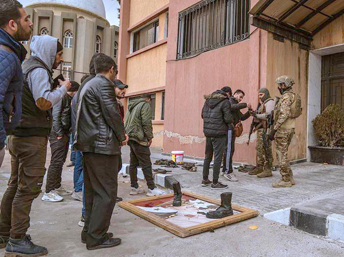 Rejim askerleri böyle teslim oldu: Esad’ın fotoğrafına basarak geçtiler