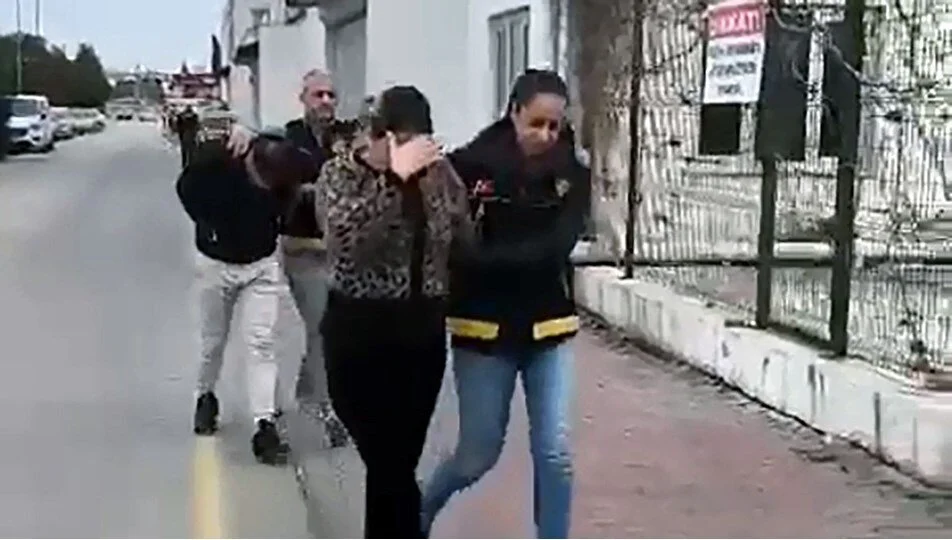 Yaşlı kadını ‘FETÖ’ yalanıyla 700 bin lira dolandırdılar 4 Yaşlı kadını ‘FETÖ’ yalanıyla 700 bin lira dolandırdılar