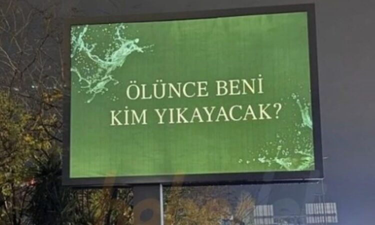 İstanbul’da dikkat çeken reklam panoları: ‘Ölünce beni kim yıkayacak?’