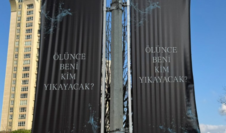 İstanbul'da dikkat çeken reklam panoları: 'Ölünce beni kim yıkayacak?'