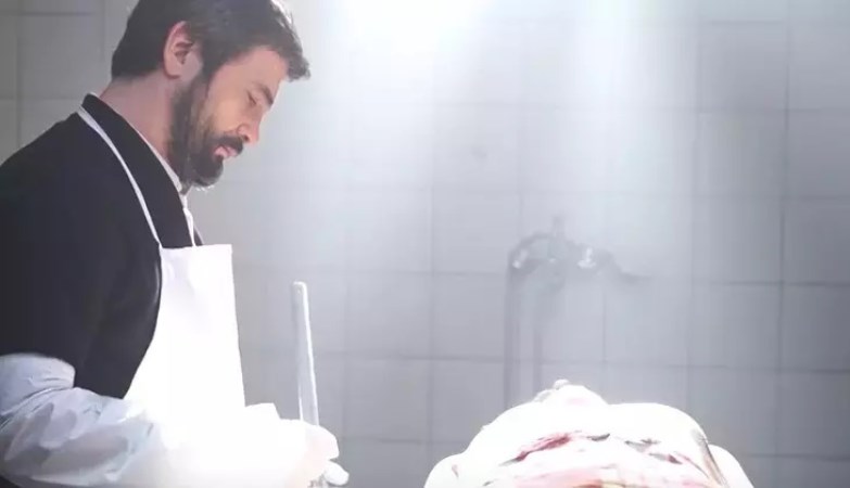 İstanbul'da dikkat çeken reklam panoları: 'Ölünce beni kim yıkayacak?'