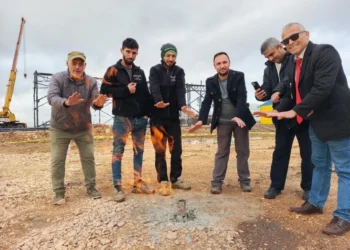 Zemin etüdü çalışmasında gaz buldular, 3 gündür yanıyor