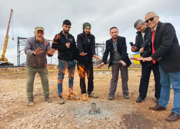 Zemin etüdü çalışmasında gaz buldular, 3 gündür yanıyor