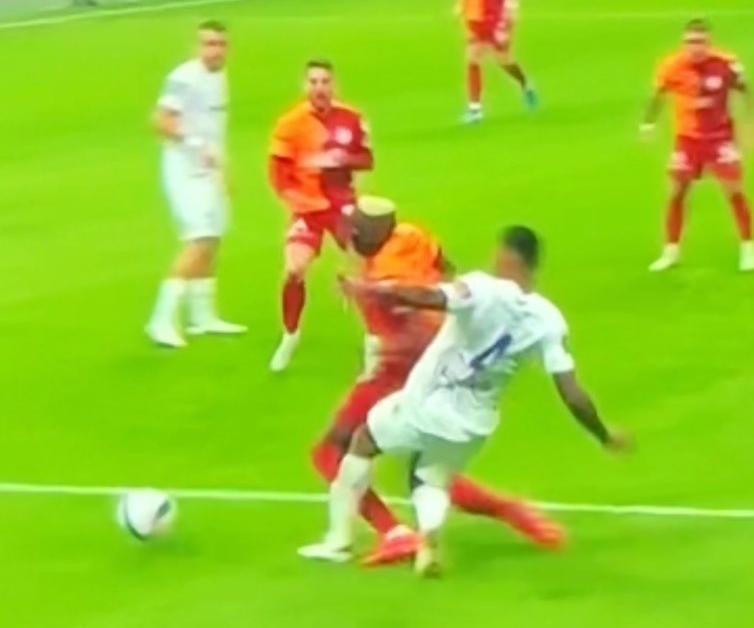 Galatasaray - Eyüpspor maçında penaltı ve kırmızı kart tartışması! 2 Galatasaray - Eyüpspor maçında penaltı ve kırmızı kart tartışması!