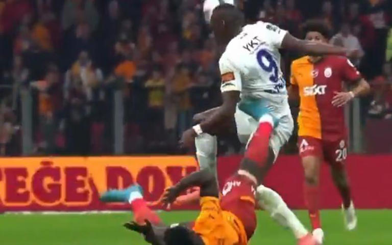 Galatasaray - Eyüpspor maçında penaltı ve kırmızı kart tartışması! 4 Galatasaray - Eyüpspor maçında penaltı ve kırmızı kart tartışması!