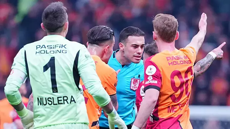 Galatasaray - Eyüpspor maçında penaltı ve kırmızı kart tartışması! 1 Galatasaray – Eyüpspor maçında penaltı ve kırmızı kart tartışması!