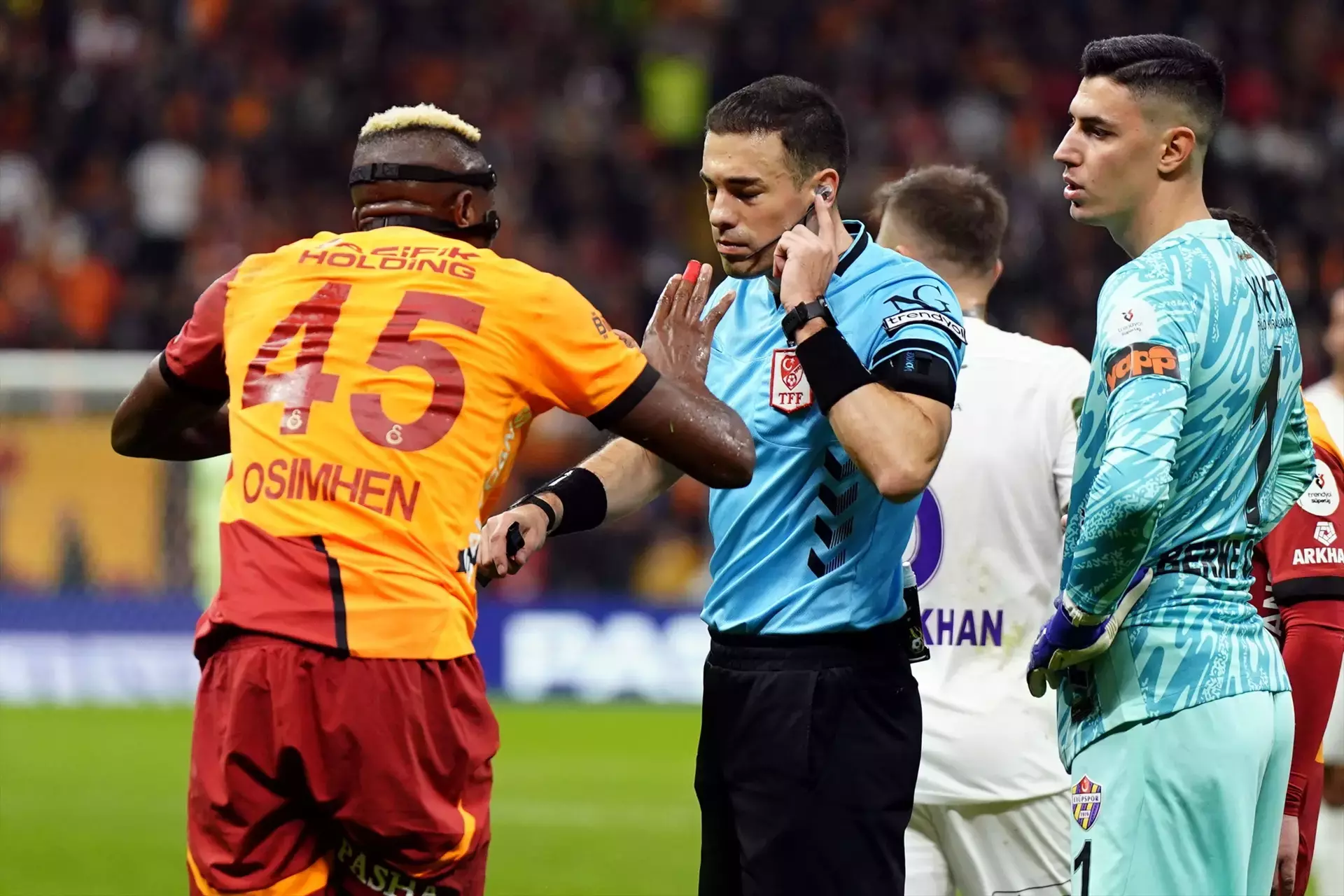 Galatasaray - Eyüpspor maçında penaltı ve kırmızı kart tartışması! 3 Galatasaray - Eyüpspor maçında penaltı ve kırmızı kart tartışması!