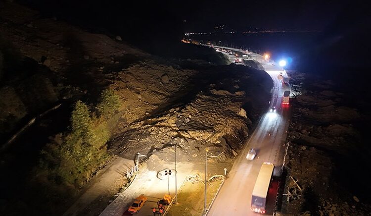 Heyelan sahil yolunu kapattı! Bir araç ve içindeki üç kişi toprak altında