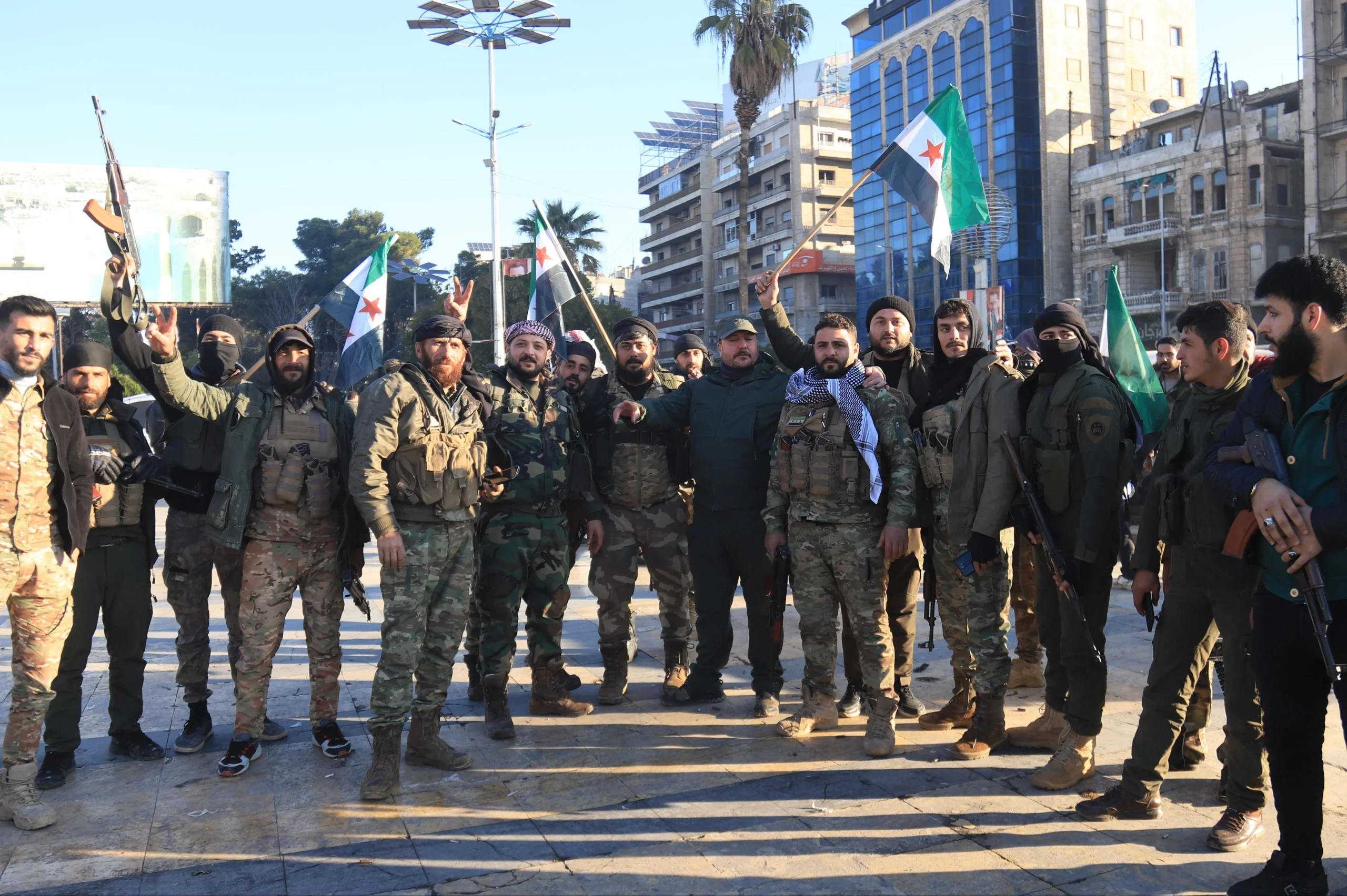 İlk iş Esad'ın heykelini yıktılar