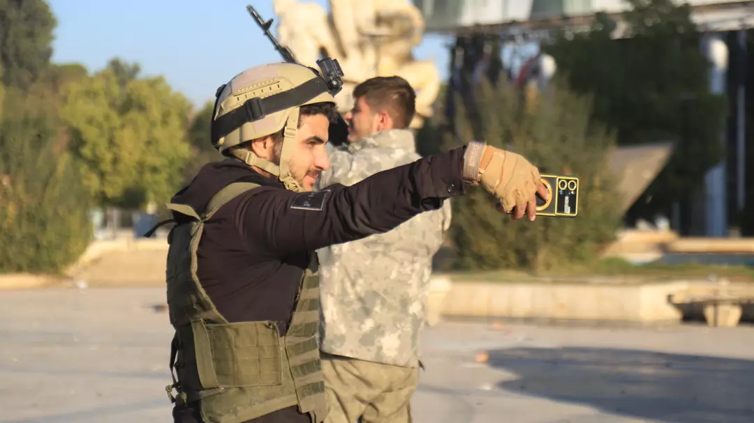 İlk iş Esad'ın heykelini yıktılar