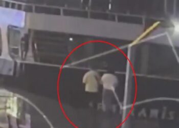 Aşiyan sahildeki kardeşlerin denize düşme anı kamerada