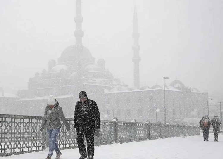 Tahminler tutarsa, İstanbul'a 15 gün boyunca kar yağacak 1 Tahminler tutarsa, İstanbul’a 15 gün boyunca kar yağacak
