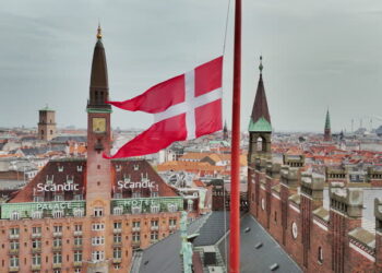 Danimarka’dan ilginç karar: Başka ülkelerin bayrakları göndere çekilmeyecek