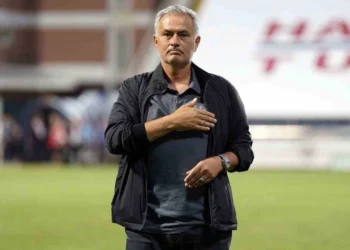 Fenerbahçe Teknik Direktörü Jose Mourinho, yarın ameliyat olacak